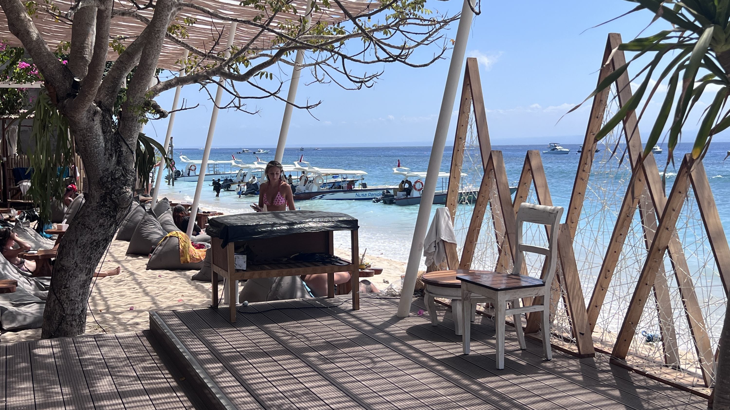 The Mambo dive center caters for all levels of diving