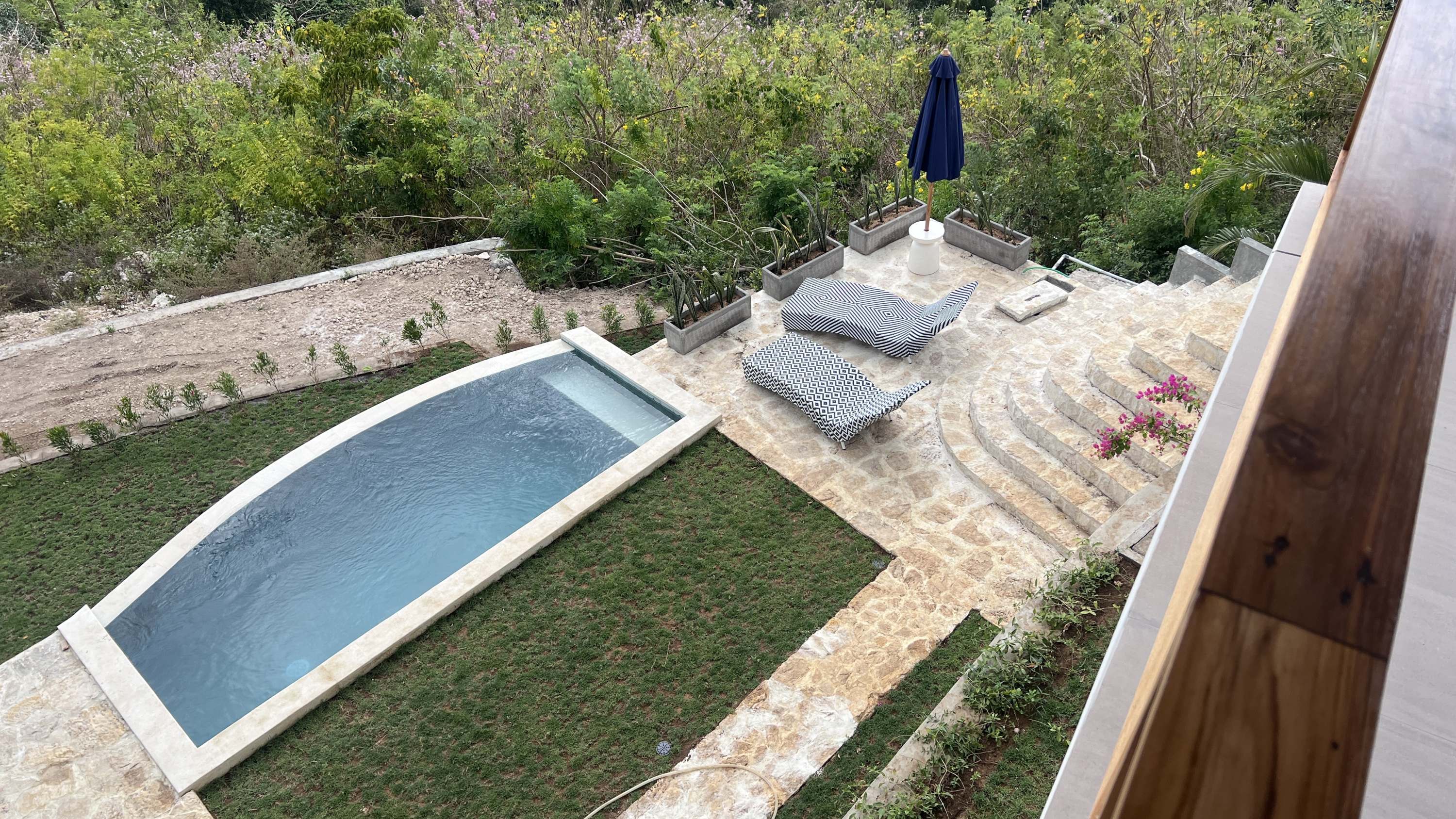 Bedrooms at Villa treetop look out over the infinite pool